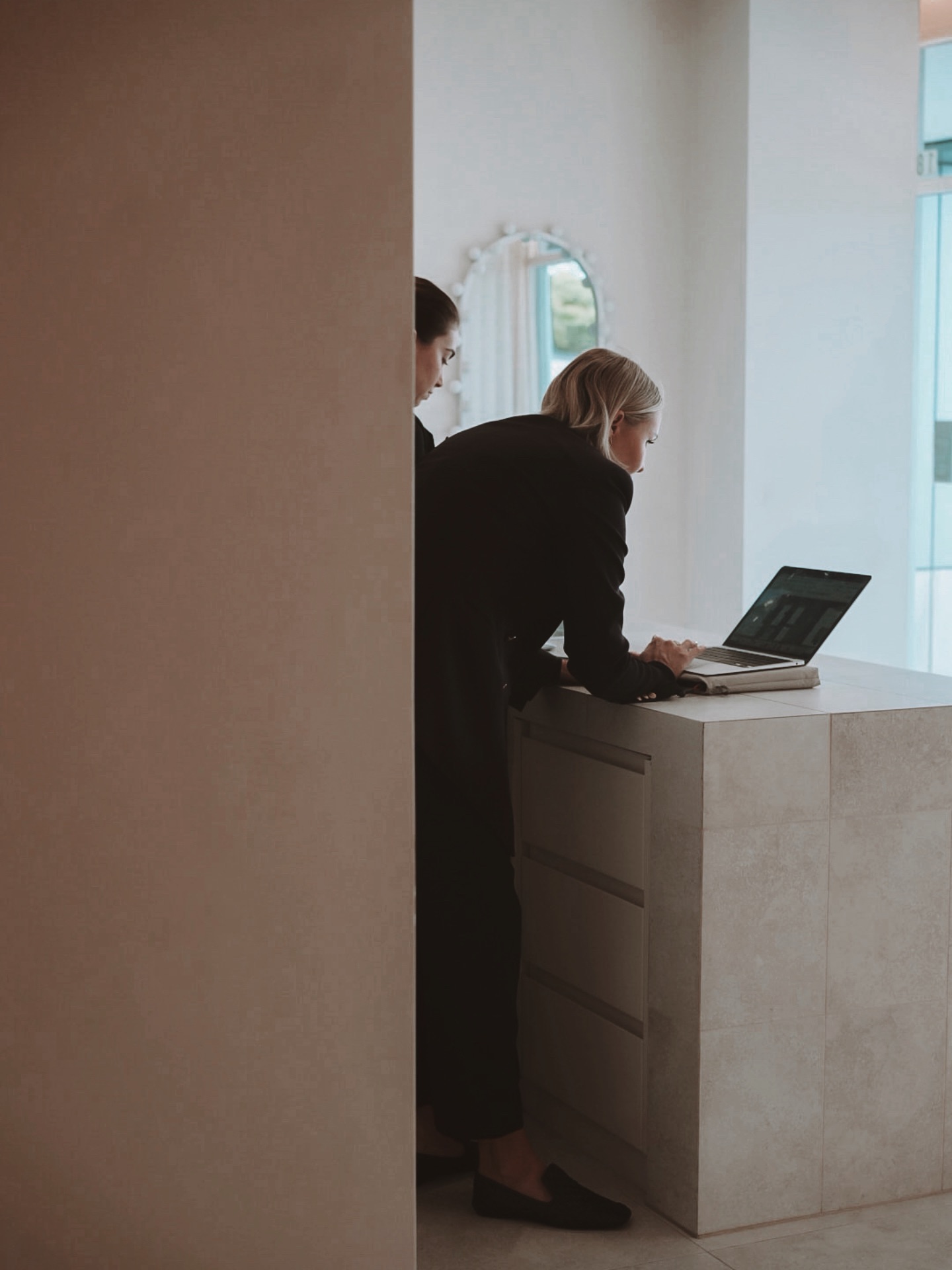 Clinic staff working at the reception desk of a cosmetic clinic
